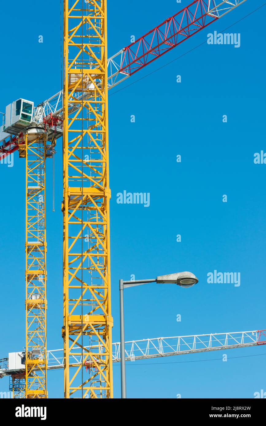 Grue sur le chantier contre ciel bleu Banque D'Images