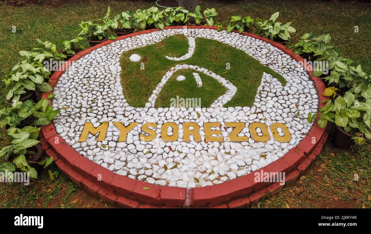 Mosaïque du logo du zoo de Mysore à l'entrée. Également connu sous le nom de Sri Chamarajendra Zoological Gardens, Mysuru, Karnataka, Inde Banque D'Images