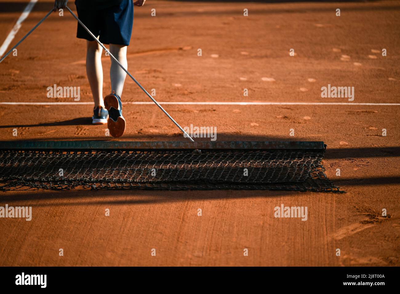 Le filet de balayage sur le terrain d'argile pendant l'Open de France  (Roland-Garros) 2022, Grand Chelem tournoi de tennis le 17 mai 2022 au  stade Roland-Garros à Paris, France - photo Victor