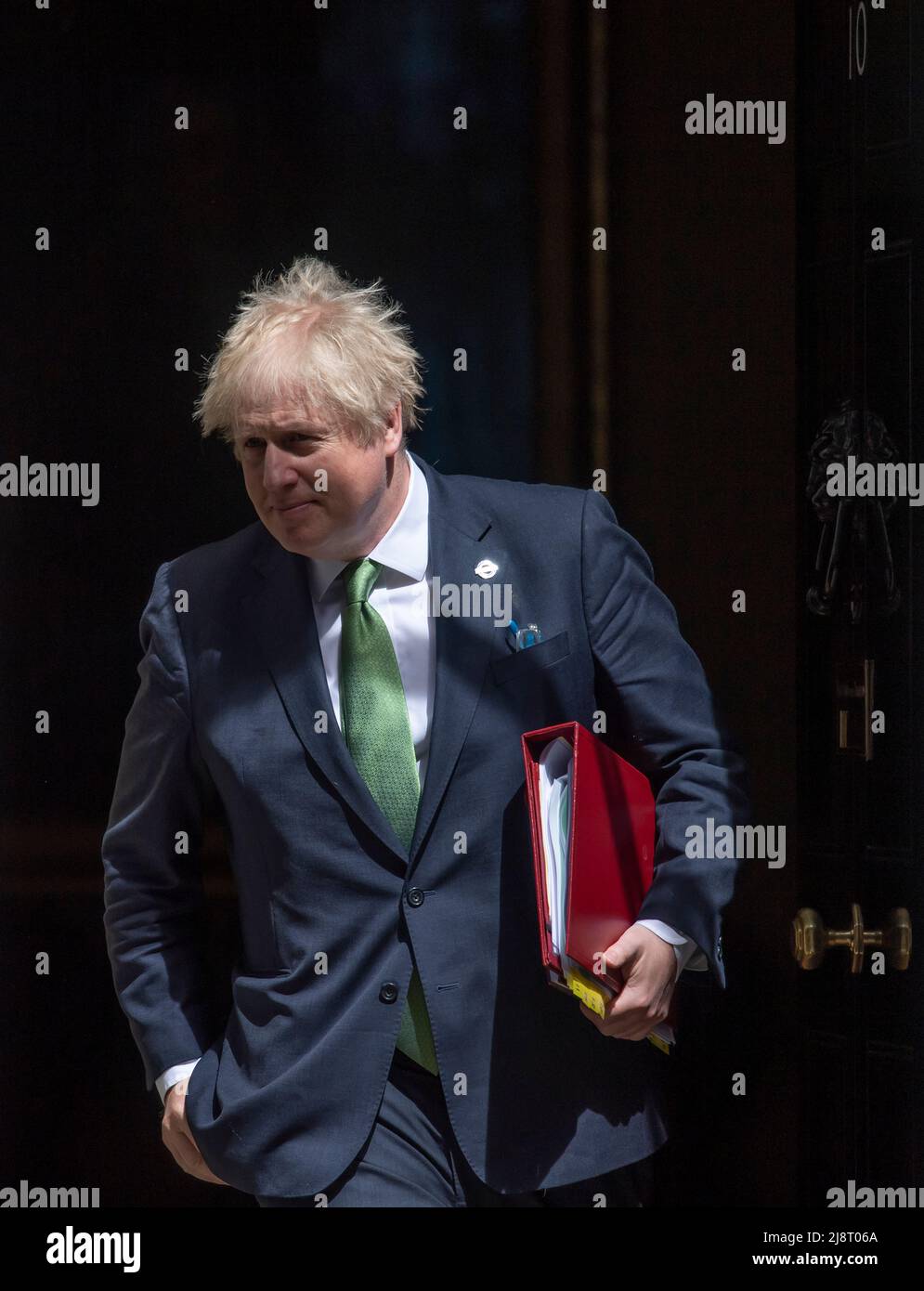 Downing Street, Londres, Royaume-Uni. 18 mai 2022. Le Premier ministre Boris Johnson, portant un insigne de lapel Elizabeth Line, laisse le no 10 pour assister aux réunions hebdomadaires des députés au Parlement. Crédit : Malcolm Park/Alay Live News. Banque D'Images