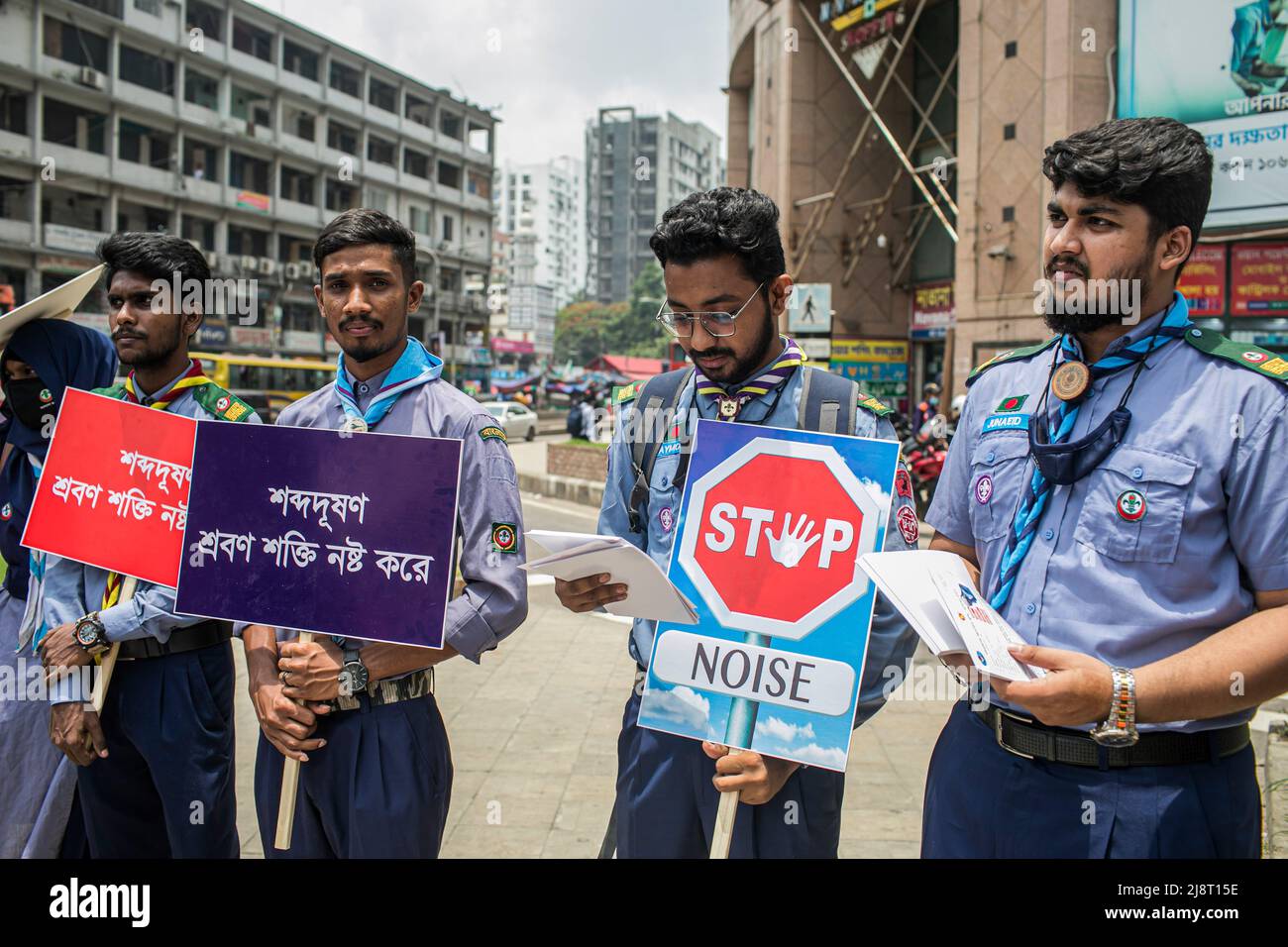 Les membres scouts de Rover tiennent des pancartes pendant la campagne No Horn à Dhaka. La pollution sonore est devenue un problème important au Bangladesh. Le ministère de l'Environnement, sous la direction du ministère de l'Environnement, des forêts et des changements climatiques, a organisé une campagne « No Horn » et un tribunal mobile le 17th mai pour réduire la pollution sonore. La campagne se déroulera de 11 h à 4 h dans les intersections Gulshan-1. Cette campagne & Mobile court est destinée à développer la conscience des conducteurs et des propriétaires de véhicules. Pour qu'ils puissent réaliser les démerses de la pollution sonore et contrôler le rocking. Banque D'Images