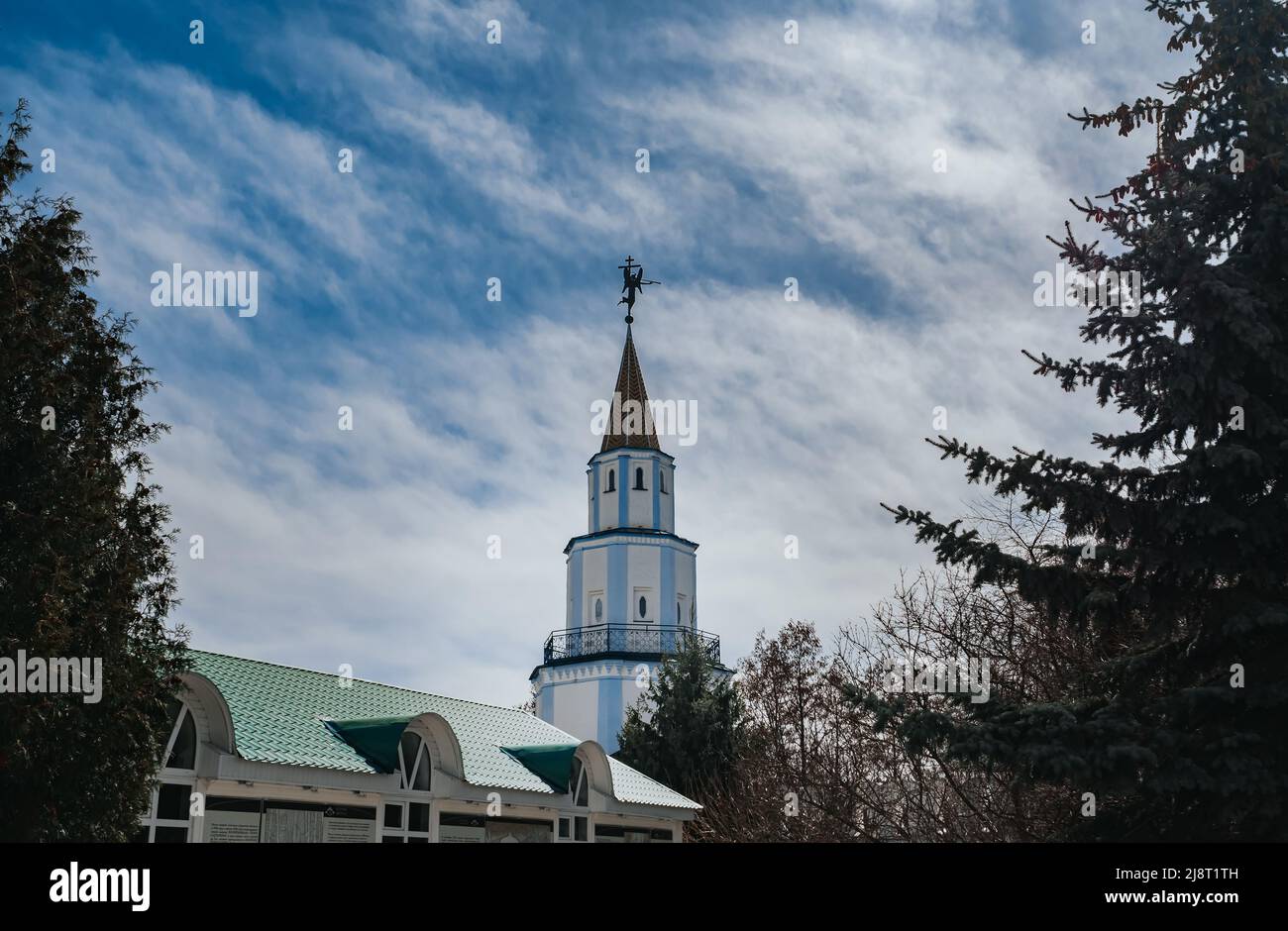 Monastère de Raifa Bogoroditsky. La tour du monastère clôture contre le ciel bleu de printemps. Kazan, Tatarstan. Banque D'Images