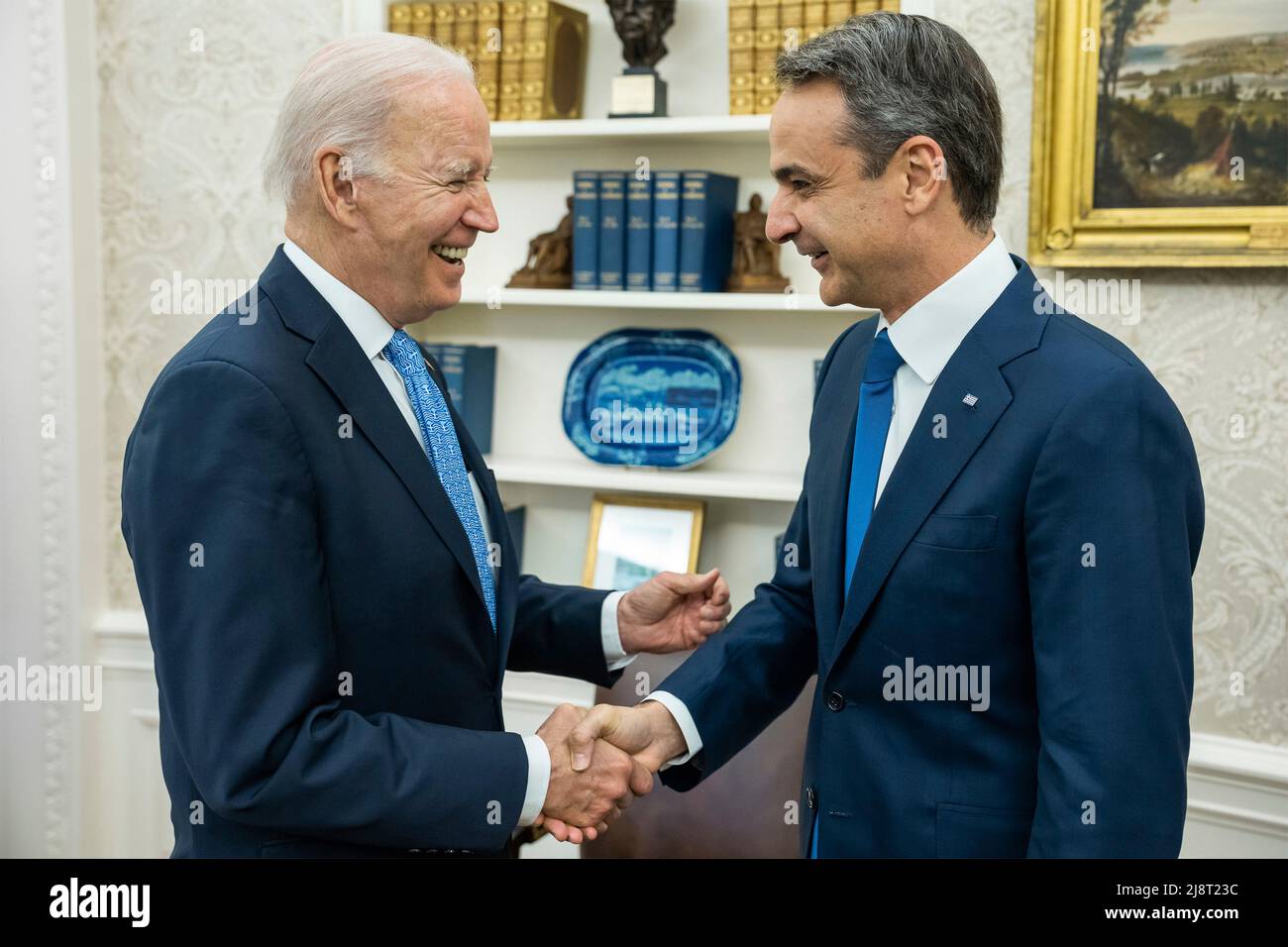 Washington, États-Unis d'Amérique. 16th mai 2022. Washington, États-Unis d'Amérique. 16 mai 2022. Le président américain Joe Biden, souhaite la bienvenue au Premier ministre grec Kyriakos Mitsotakis, à droite, au Bureau ovale de la Maison Blanche, le 16 mai 2022 à Washington, DC Credit: Adam Schultz/White House photo/Alay Live News Banque D'Images