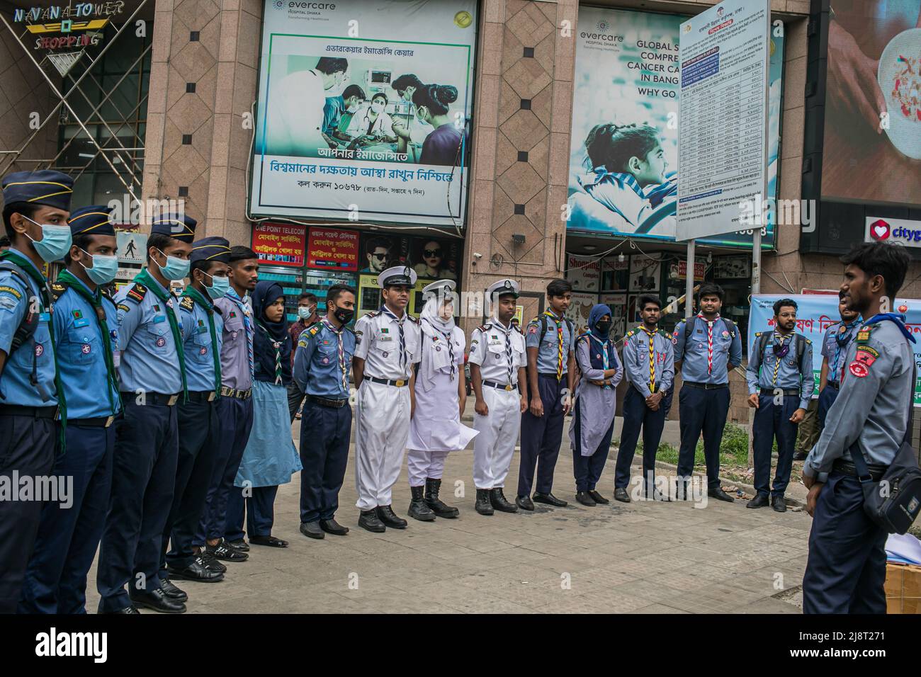 Les membres scouts Rover ont une réunion avant de se rendre dans la rue pour la campagne No Horn à Dhaka. La pollution sonore est devenue un problème important au Bangladesh. Le ministère de l'Environnement, sous la direction du ministère de l'Environnement, des forêts et des changements climatiques, a organisé une campagne « No Horn » et un tribunal mobile le 17th mai pour réduire la pollution sonore. La campagne se déroulera de 11 h à 4 h dans les intersections Gulshan-1. Cette campagne & Mobile court est destinée à développer la conscience des conducteurs et des propriétaires de véhicules. Pour qu'ils puissent réaliser les démerses de la pollution sonore et contrôler le rocking. (Photo Banque D'Images