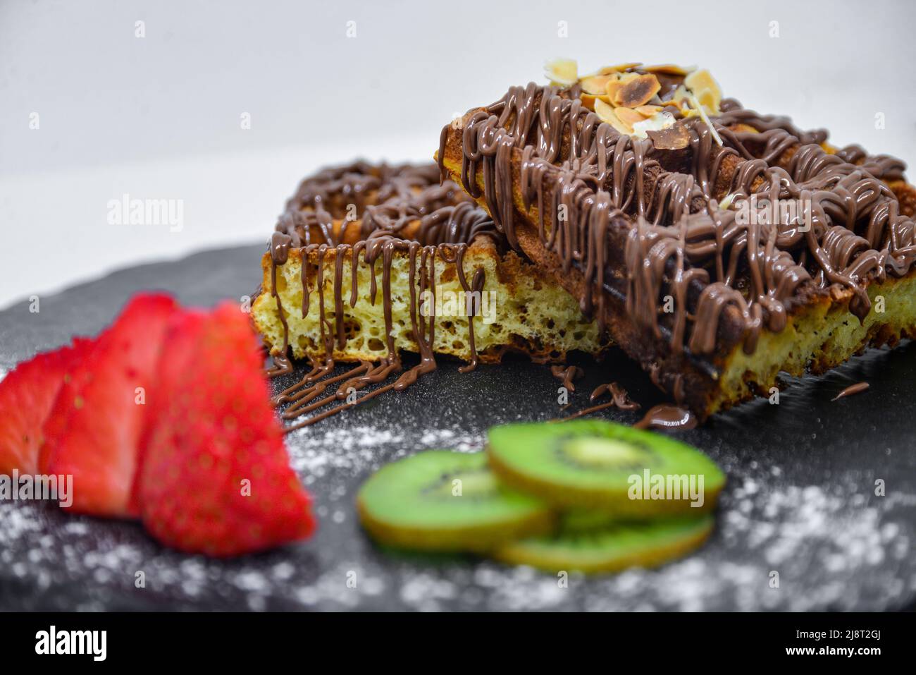 Une délicieuse assiette de gaufres à la fraise et au kiwi pour la garniture Banque D'Images