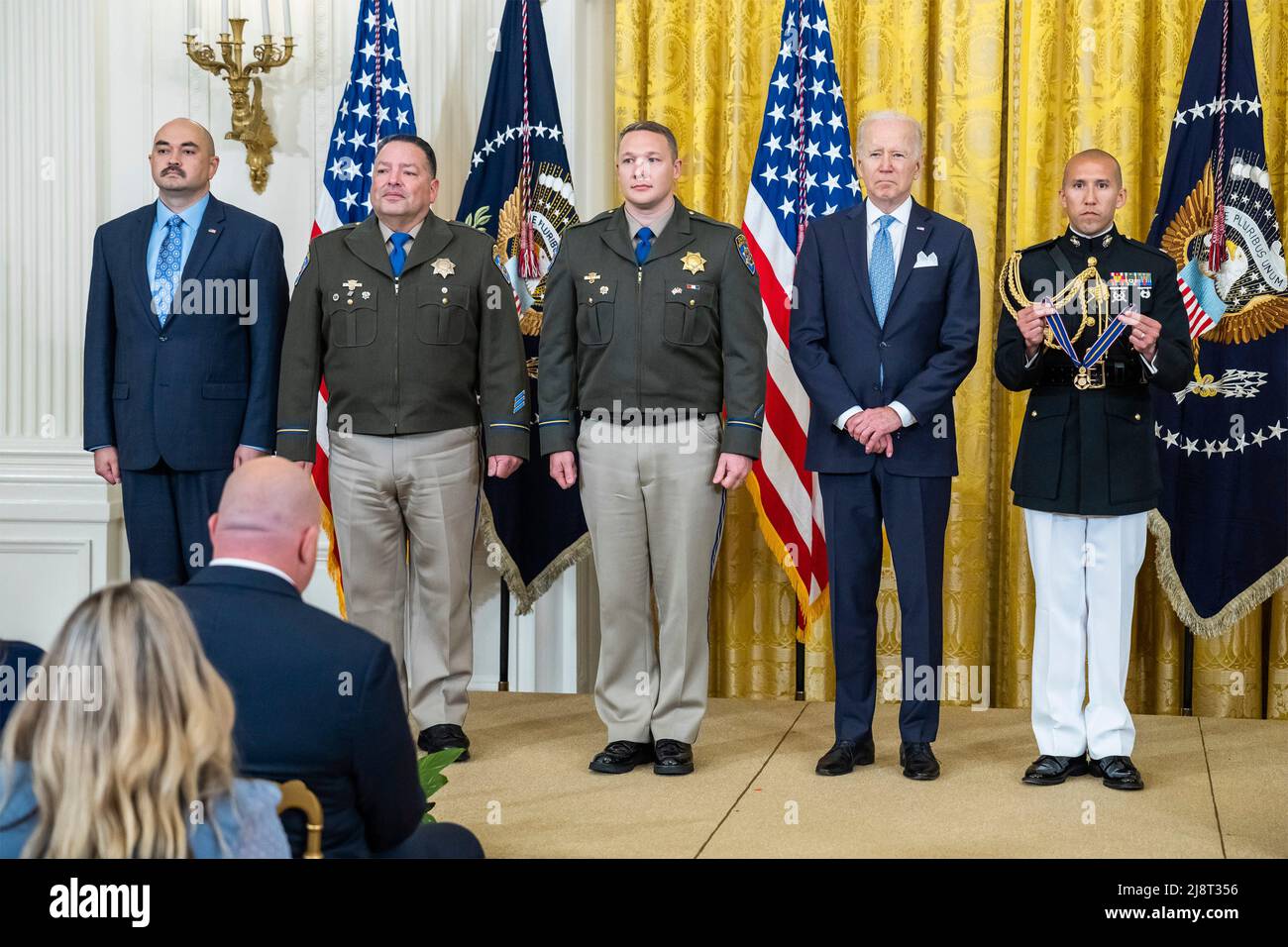 Washington, États-Unis d'Amérique. 16 mai 2022. Joe Biden, président des États-Unis, tient une cérémonie pour remettre les médailles de Valor aux agents de sécurité publique de la salle est de la Maison Blanche, le 16 mai 2022 à Washington, D.C. Credit: Adam Schultz/White House photo/Alay Live News Banque D'Images