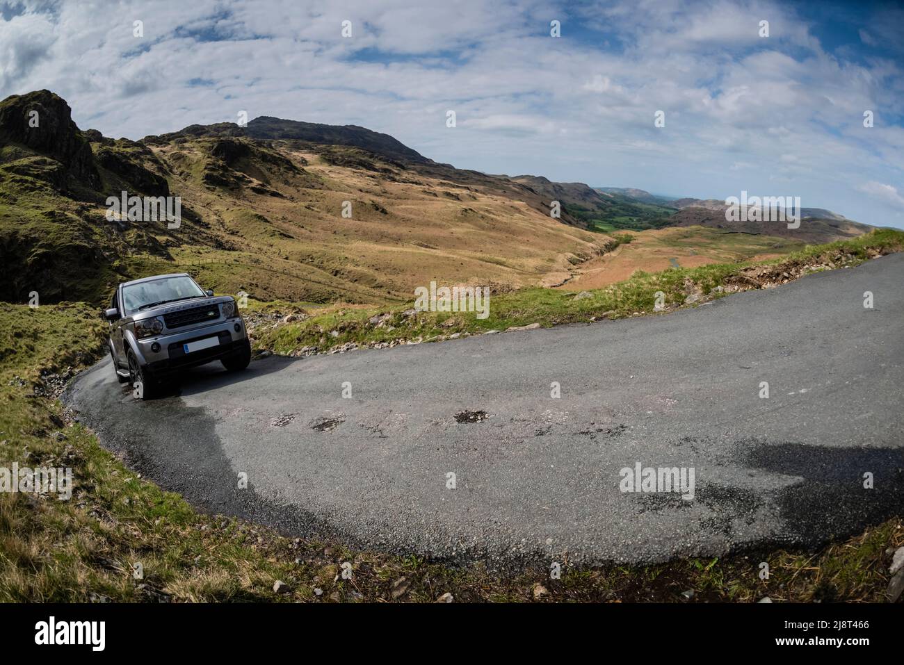 Landrover grimpant le 33% HardKnott Pass, English Lake District, Royaume-Uni. Banque D'Images