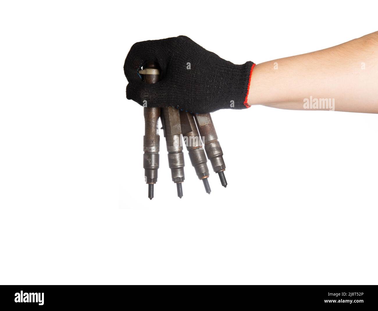 Les buses diesel dans la main d'un mécanicien automobile sur fond blanc, isolent. Configuration et réglage du système d'alimentation en carburant de la voiture Banque D'Images