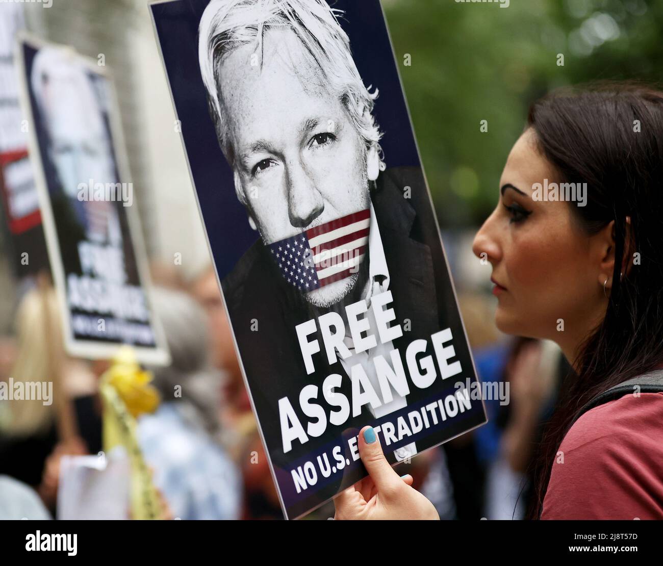 Londres, Grande-Bretagne. 17th mai 2022. Un supporter de Julian Assange est vu devant le British Home Office à Londres, en Grande-Bretagne, le 17 mai 2022. Des centaines de personnes se sont rassemblées mardi devant le ministère de l'intérieur britannique pour protester contre l'extradition aux États-Unis du fondateur de WikiLeaks, Julian Assange, le dénonçant comme politiquement motivé et comme une grave menace pour la liberté de la presse. Crédit : Li Ying/Xinhua/Alay Live News Banque D'Images
