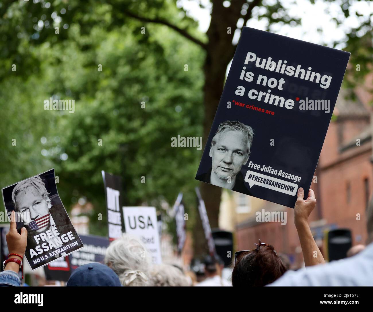 Londres, Grande-Bretagne. 17th mai 2022. Les partisans de Julian Assange sont vus devant le British Home Office à Londres, en Grande-Bretagne, le 17 mai 2022. Des centaines de personnes se sont rassemblées mardi devant le ministère de l'intérieur britannique pour protester contre l'extradition aux États-Unis du fondateur de WikiLeaks, Julian Assange, le dénonçant comme politiquement motivé et comme une grave menace pour la liberté de la presse. Crédit : Li Ying/Xinhua/Alay Live News Banque D'Images