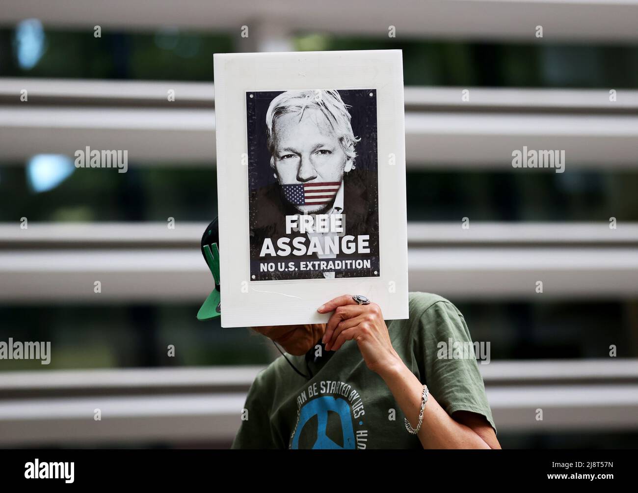 Londres, Grande-Bretagne. 17th mai 2022. Un supporter de Julian Assange est vu devant le British Home Office à Londres, en Grande-Bretagne, le 17 mai 2022. Des centaines de personnes se sont rassemblées mardi devant le ministère de l'intérieur britannique pour protester contre l'extradition aux États-Unis du fondateur de WikiLeaks, Julian Assange, le dénonçant comme politiquement motivé et comme une grave menace pour la liberté de la presse. Crédit : Li Ying/Xinhua/Alay Live News Banque D'Images