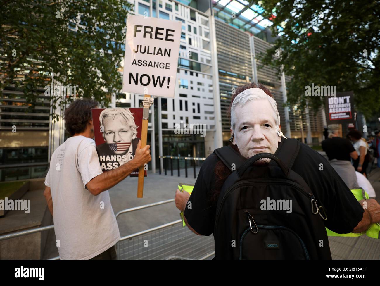 Londres, Grande-Bretagne. 17th mai 2022. Les partisans de Julian Assange sont vus devant le British Home Office à Londres, en Grande-Bretagne, le 17 mai 2022. Des centaines de personnes se sont rassemblées mardi devant le ministère de l'intérieur britannique pour protester contre l'extradition aux États-Unis du fondateur de WikiLeaks, Julian Assange, le dénonçant comme politiquement motivé et comme une grave menace pour la liberté de la presse. Crédit : Li Ying/Xinhua/Alay Live News Banque D'Images
