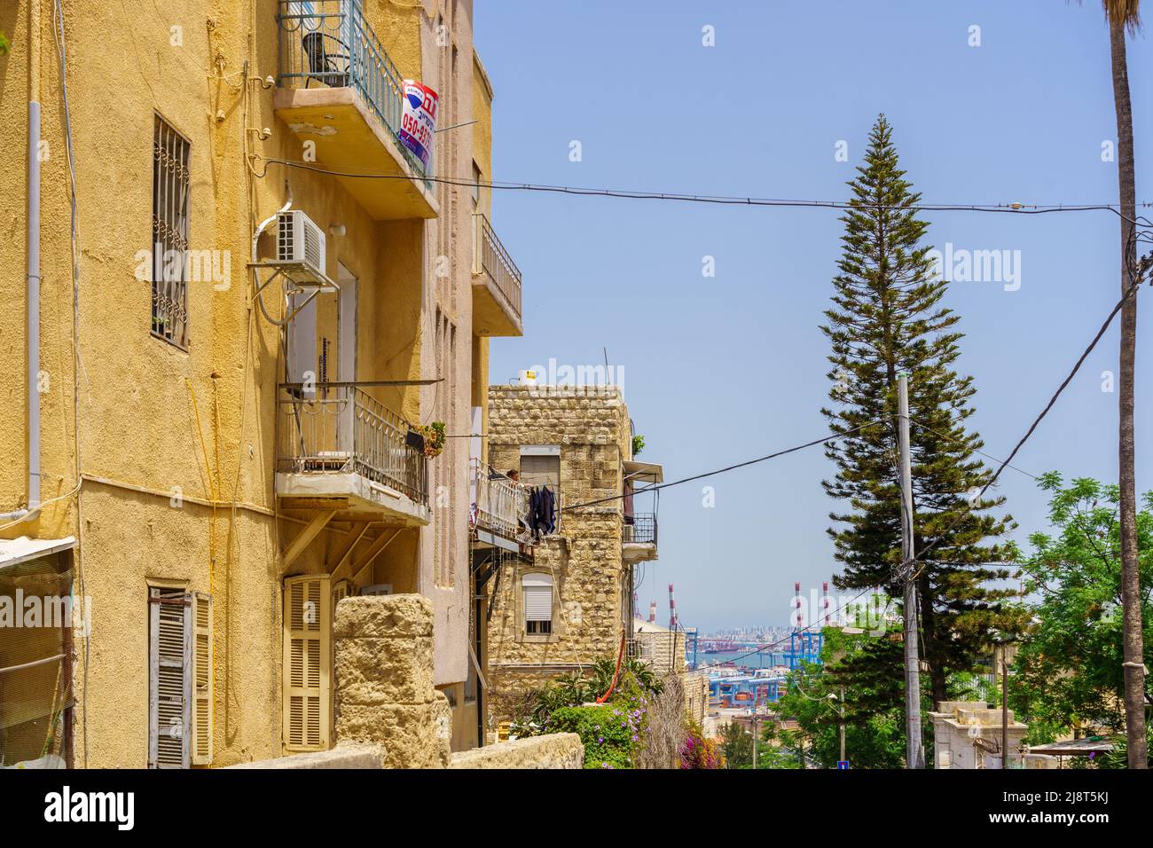 Haïfa, Israël - 13 mai 2022 : vue sur les vieux bâtiments et le port, dans le quartier de Hadar Hacarmel, Haïfa, Israël Banque D'Images