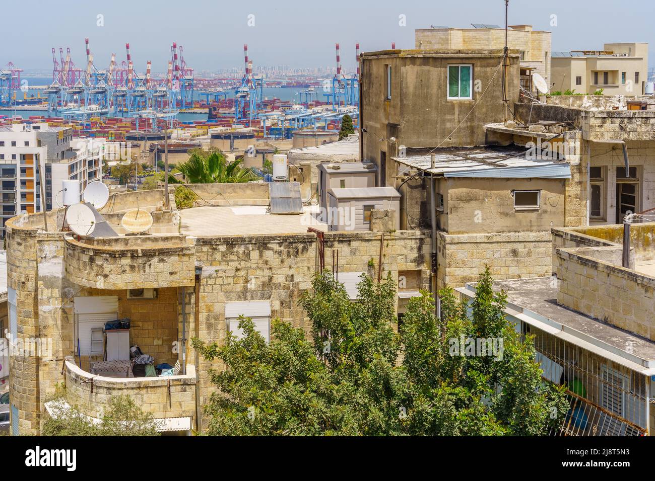 Haïfa, Israël - 13 mai 2022 : vue sur les vieux bâtiments et le port, dans le quartier de Hadar Hacarmel, Haïfa, Israël Banque D'Images