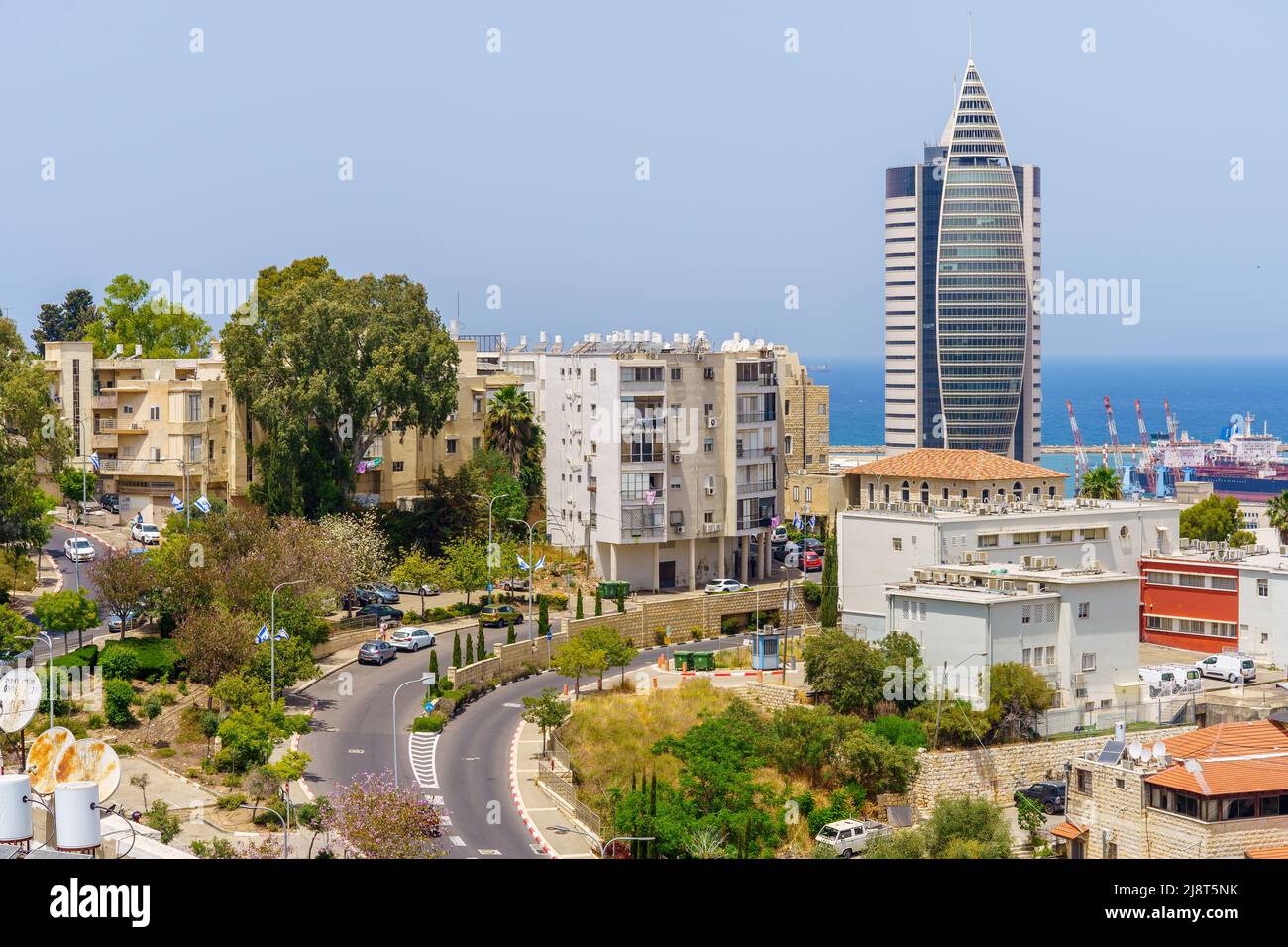 Haifa, Israël - 13 mai 2022 : vue vers le centre-ville et le port, depuis le quartier Hadar Hacarmel, à Haïfa, Israël Banque D'Images