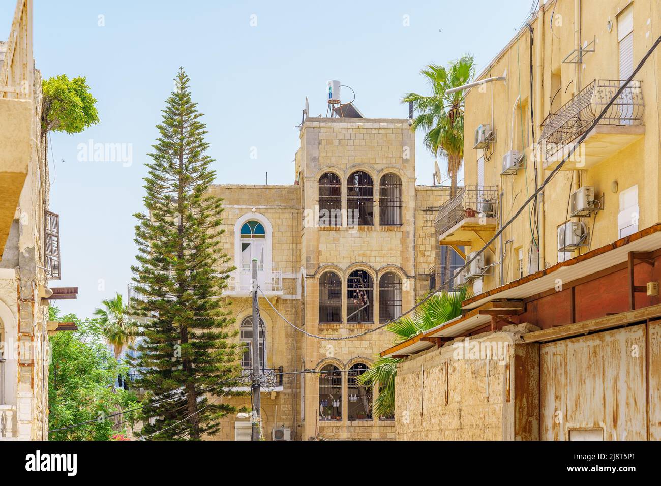 Haïfa, Israël - 13 mai 2022 : vue sur les anciens bâtiments, dans le quartier de Hadar Hacarmel, Haïfa, Israël Banque D'Images