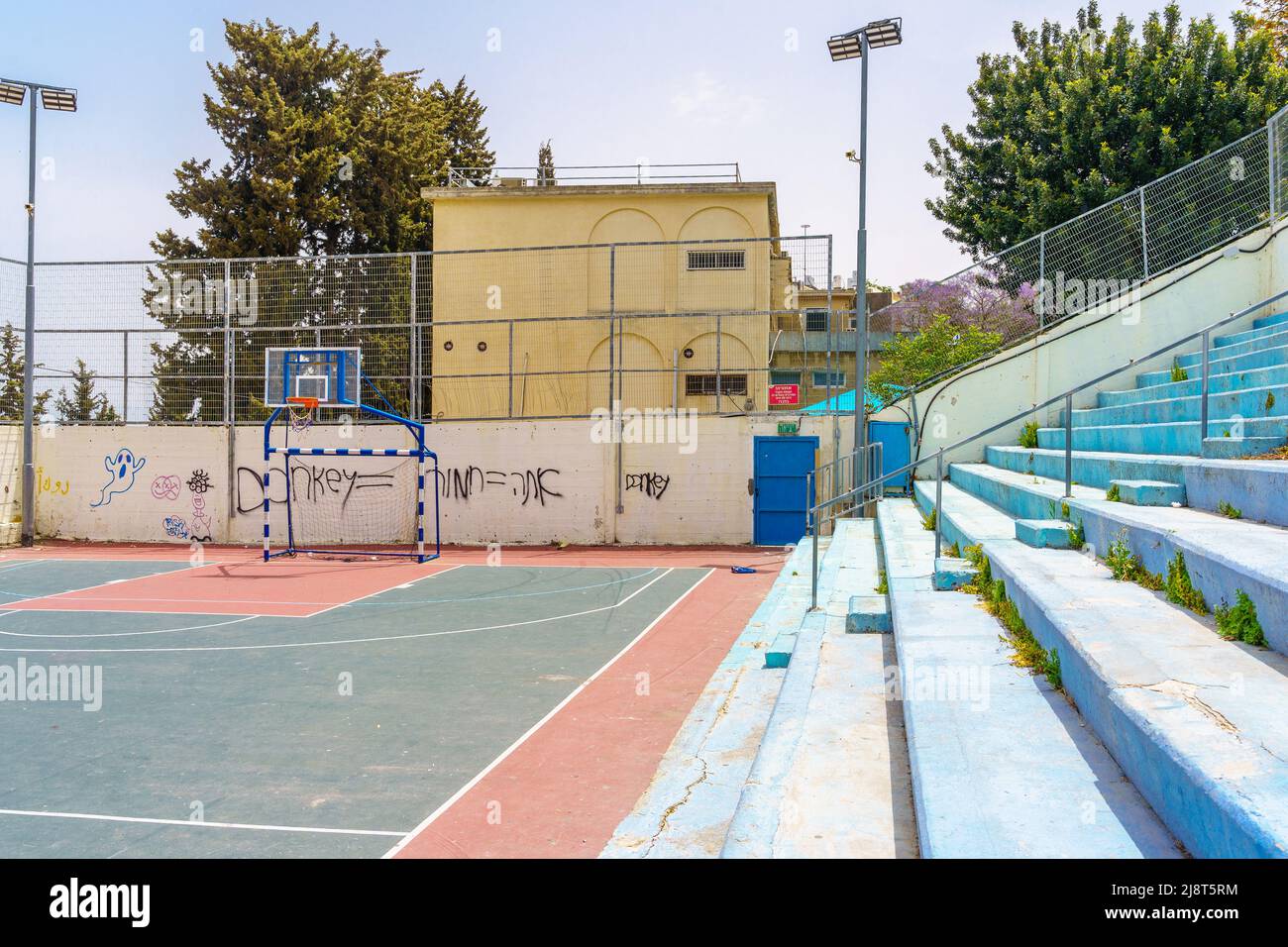 Haifa, Israël - 14 mai 2022 : vue sur l'ancien terrain de basket-ball de Hapoel, dans le quartier de Hadar Hacarmel, à Haïfa, en Israël Banque D'Images