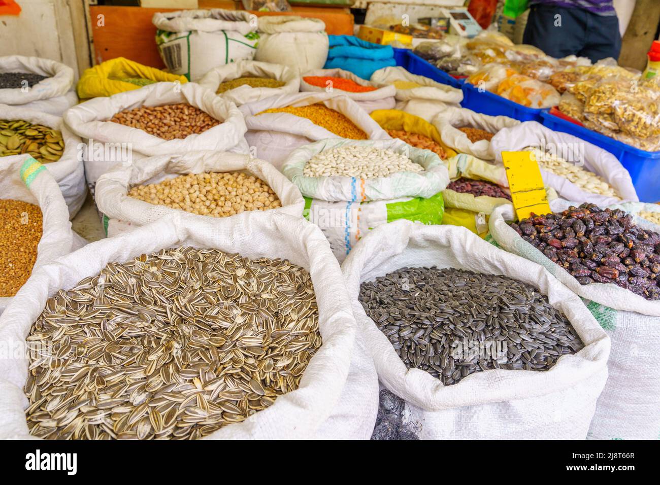 Vue sur les sacs avec divers produits alimentaires en vente dans le marché Talpiot, quartier Hadar Hacarmel, à Haïfa, Israël Banque D'Images