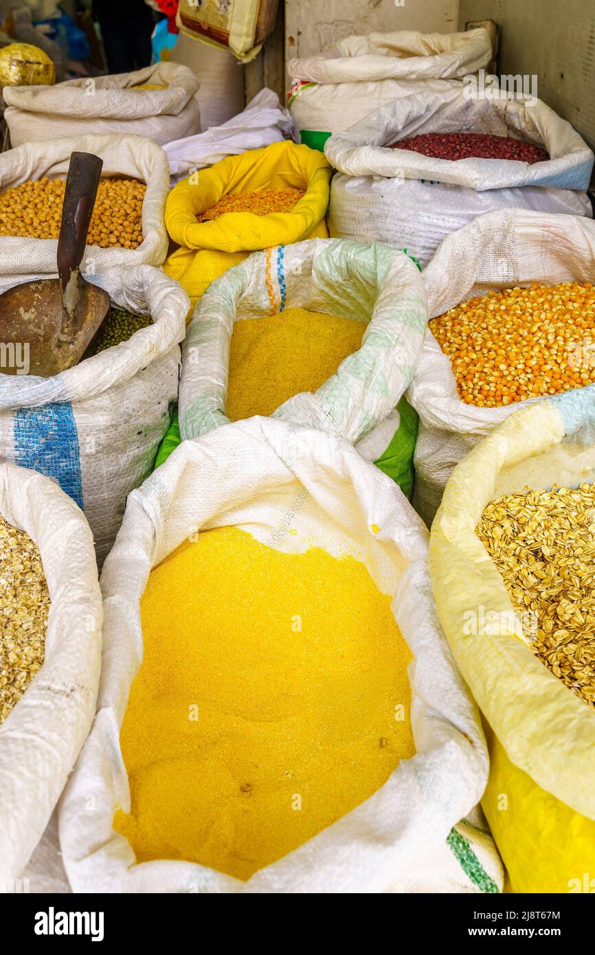 Vue sur les sacs avec divers produits alimentaires en vente dans le marché Talpiot, quartier Hadar Hacarmel, à Haïfa, Israël Banque D'Images