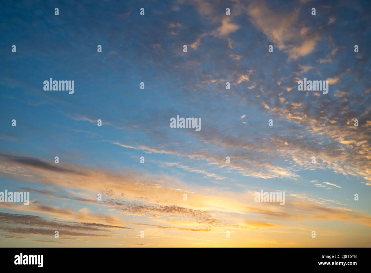 Nuages au lever du soleil dans la campagne de l'oxfordshire. Adderbury. ROYAUME-UNI Banque D'Images