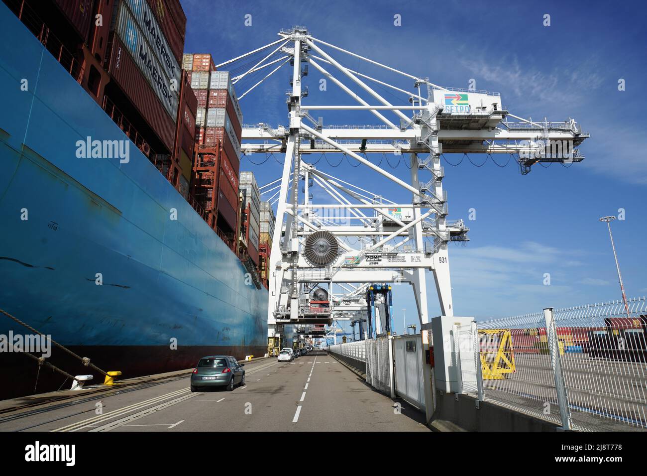 Vue générale d'un navire à conteneurs déchargeant sous des gantries