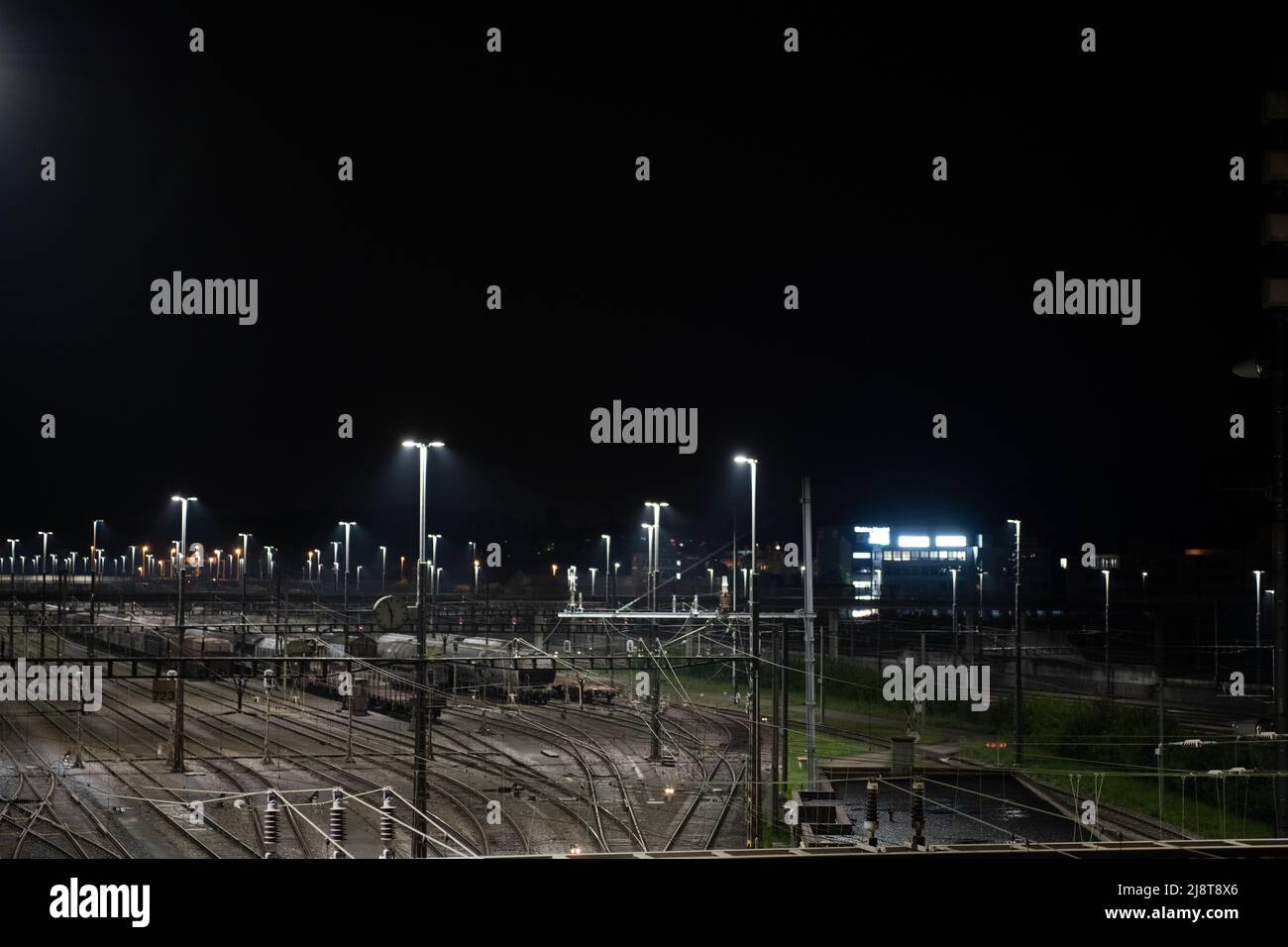 Gare de fret de nuit à Zurich, Spritenbach. Les trains de marchandises sont éclairés par des projecteurs lumineux. Banque D'Images