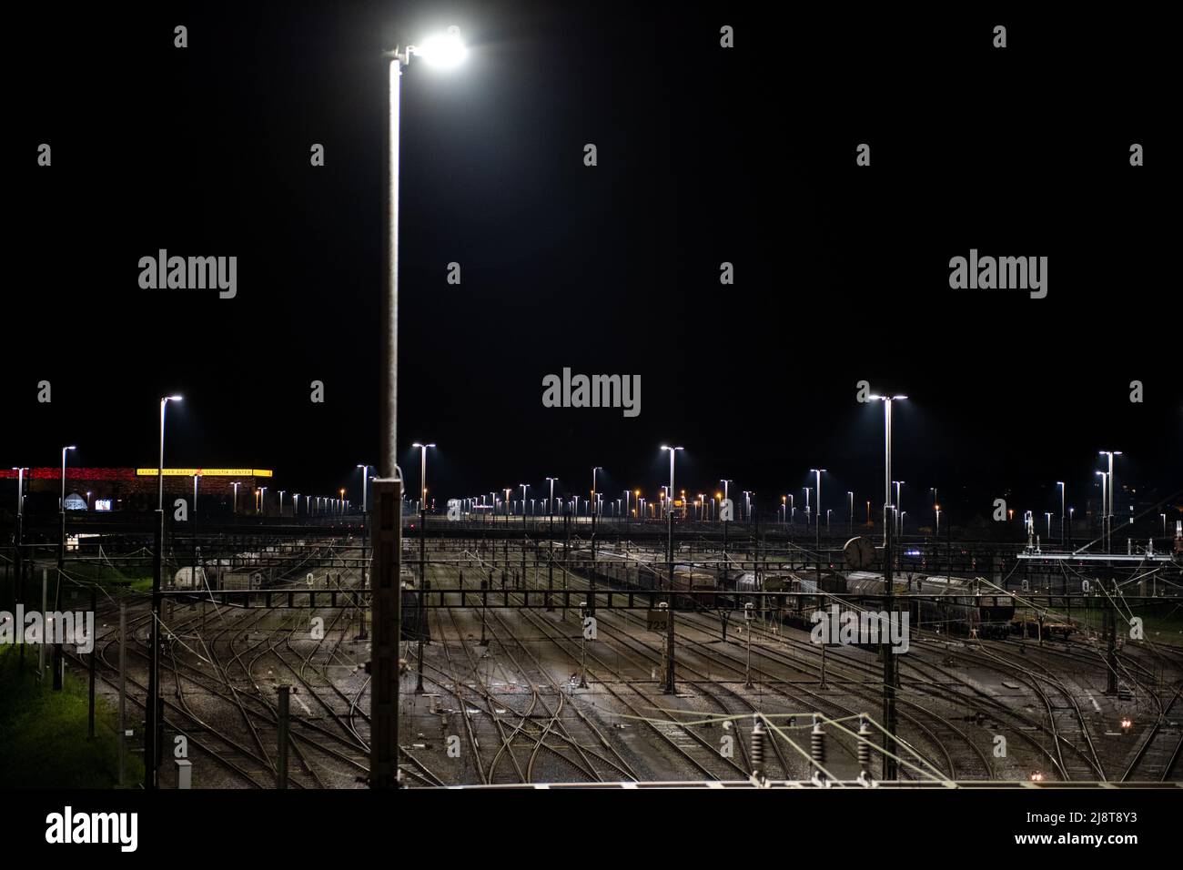 Gare de fret de nuit à Zurich, Spritenbach. Les trains de marchandises sont éclairés par des projecteurs lumineux. Banque D'Images