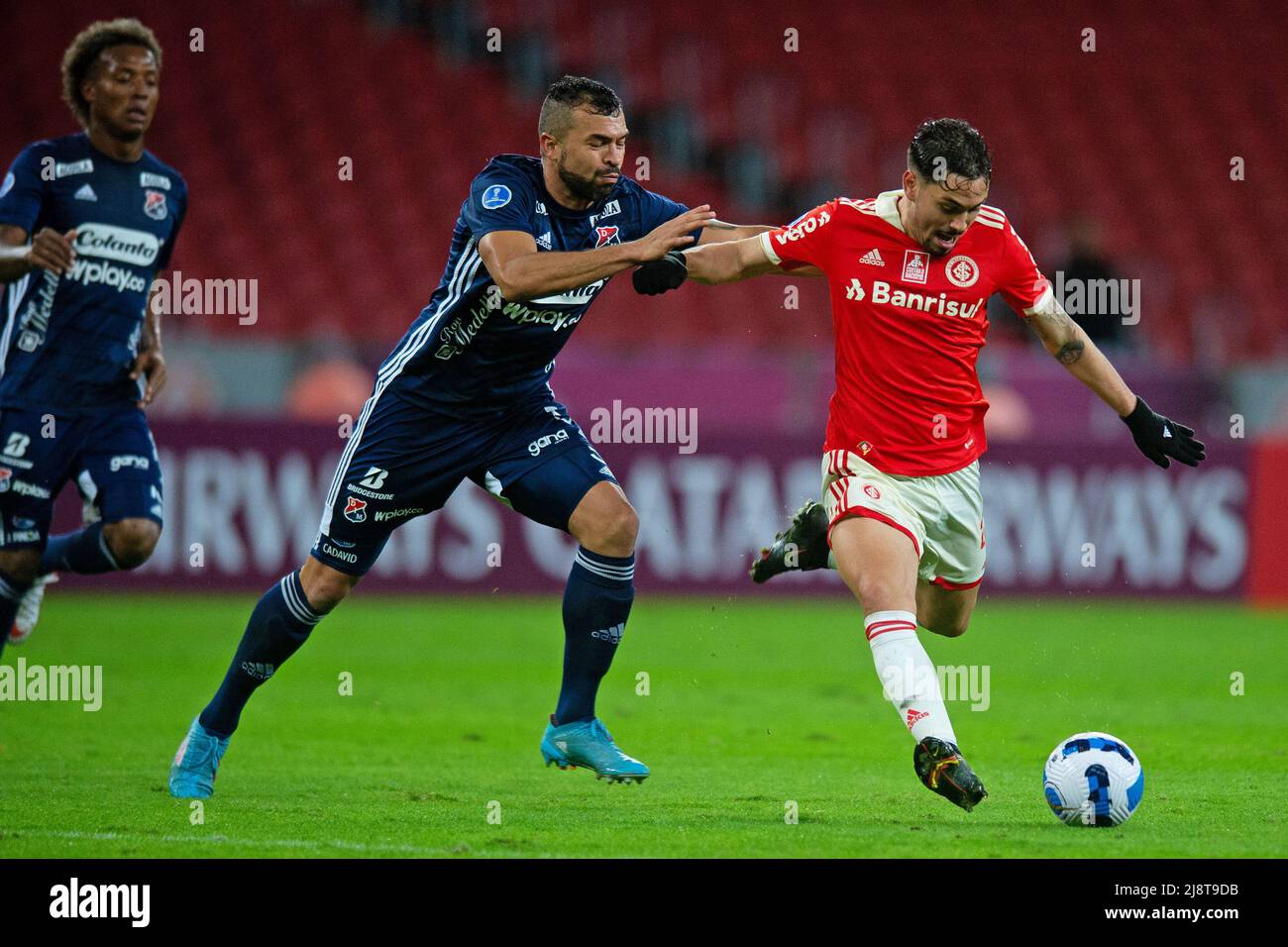 17th mai 2022 ; est &#xe1 ; dio Beira-Rio, Porto Alegre, Brésil ; Copa Sulamericana 2022, Internacional versus Independiente Medell&#xed;n; Maur&#xed;cio of Internacional Challenges Andr&#xe9;s Cadavid of Independiente Medell&#xed;n (col), Banque D'Images