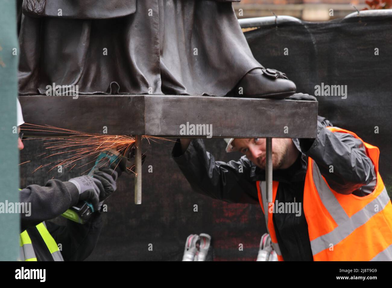 Grantham, Royaume-Uni. 15th mai 2022. Les ouvriers veillent à ce que tout soit bien placé avant que la statue de bronze de l'ancienne première ministre Margaret Thatcher soit placée sur son plinthe, au centre de sa ville natale de Grantham, Lincs. La statue est arrivée dans les premières heures du matin et a été suspendue en place à l'aide d'une grue. Un dévoilement officiel n'a pas eu lieu et une fois en place, la statue était entourée d'une clôture de sécurité, et a également une caméra CCTV très proche. Crédit : Paul Marriott/Alay Live News Banque D'Images