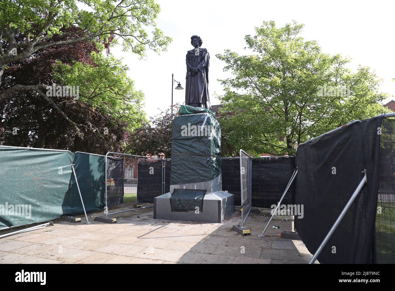 Grantham, Royaume-Uni. 15th mai 2022. La statue de bronze de l'ancienne première ministre Margaret Thatcher est placée sur son plinthe au centre de sa ville natale de Grantham, Lincs. La statue est arrivée dans les premières heures du matin et a été suspendue en place à l'aide d'une grue. Un dévoilement officiel n'a pas eu lieu et une fois en place, la statue était entourée d'une clôture de sécurité, et a également une caméra CCTV très proche. Crédit : Paul Marriott/Alay Live News Banque D'Images