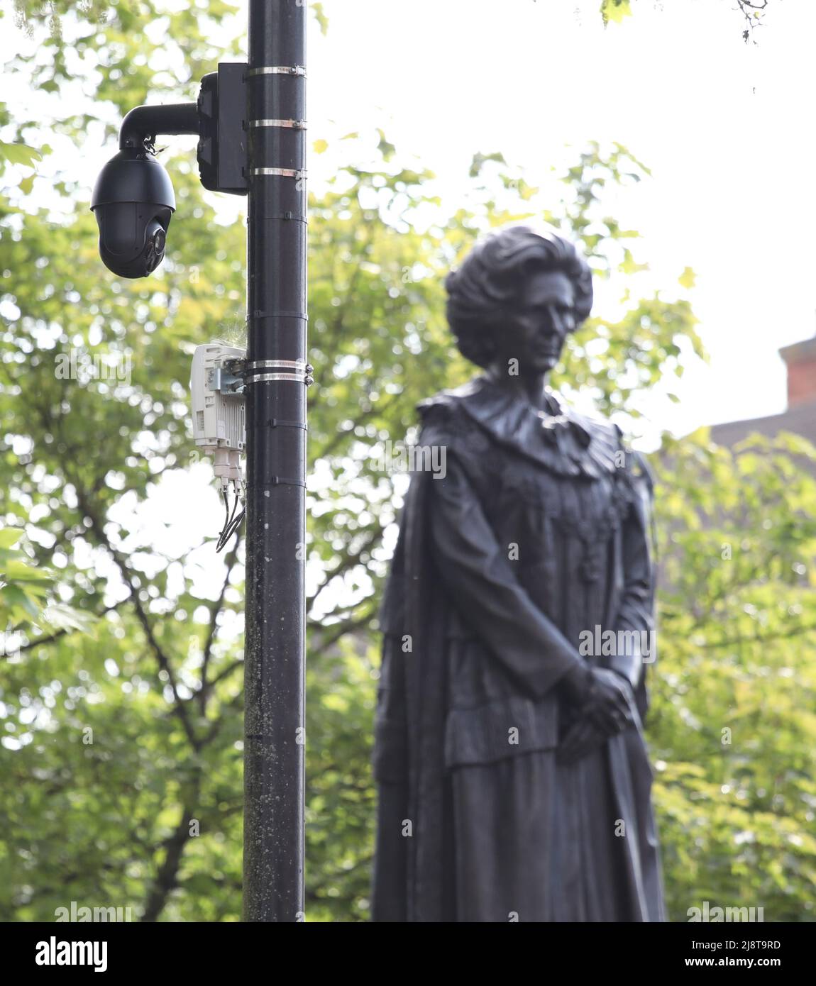 Grantham, Royaume-Uni. 15th mai 2022. Une caméra CCTV montre que la statue de bronze de l'ancienne première ministre Margaret Thatcher est placée sur son plinthe au centre de sa ville natale de Grantham, Lincs. La statue est arrivée dans les premières heures du matin et a été suspendue en place à l'aide d'une grue. Un dévoilement officiel n'a pas eu lieu et une fois en place, la statue était entourée d'une clôture de sécurité, et a également une caméra CCTV très proche. Crédit : Paul Marriott/Alay Live News Banque D'Images