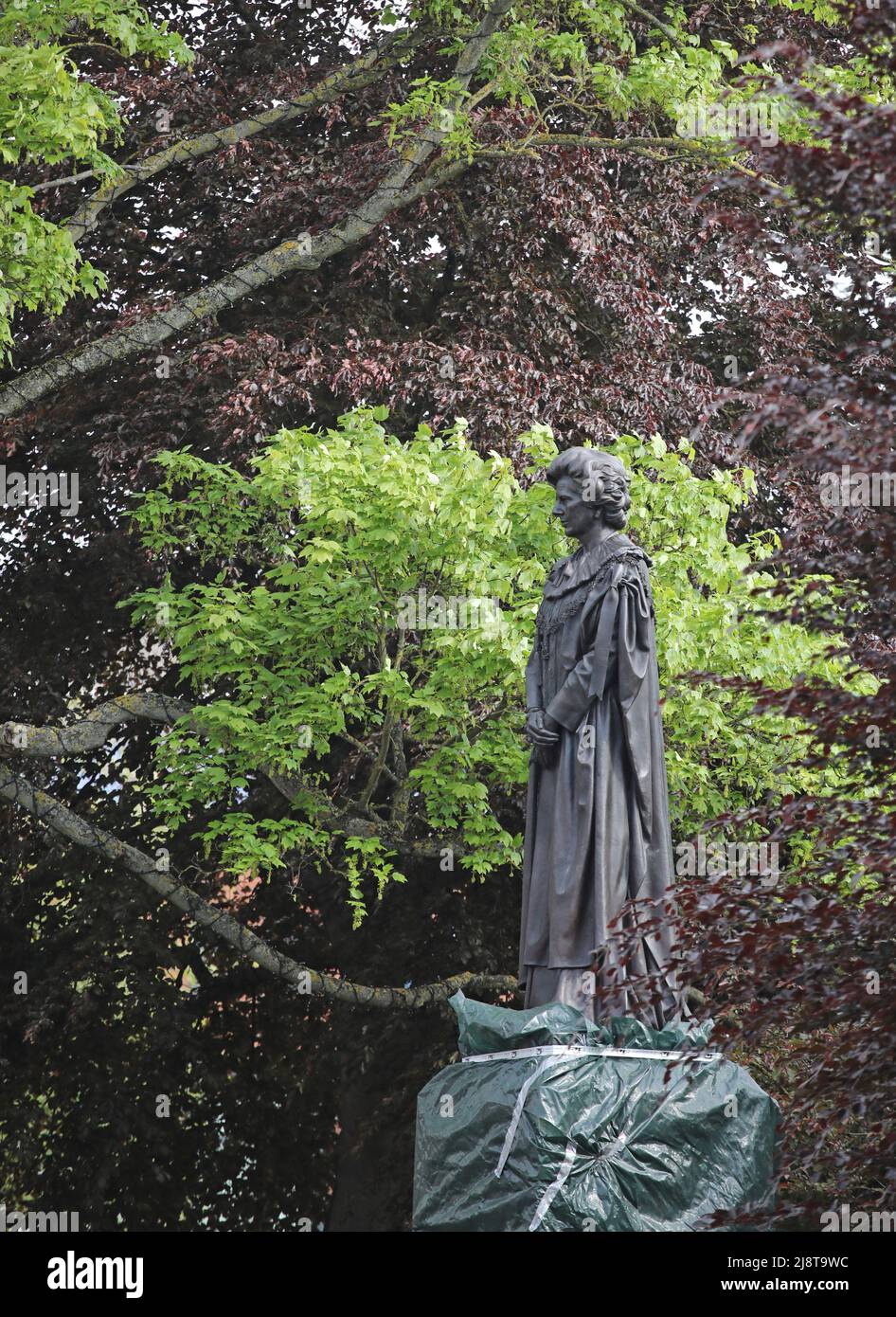 Grantham, Royaume-Uni. 15th mai 2022. La statue de bronze de l'ancienne première ministre Margaret Thatcher est placée sur son plinthe au centre de sa ville natale de Grantham, Lincs. La statue est arrivée dans les premières heures du matin et a été suspendue en place à l'aide d'une grue. Un dévoilement officiel n'a pas eu lieu et une fois en place, la statue était entourée d'une clôture de sécurité, et a également une caméra CCTV très proche. Crédit : Paul Marriott/Alay Live News Banque D'Images