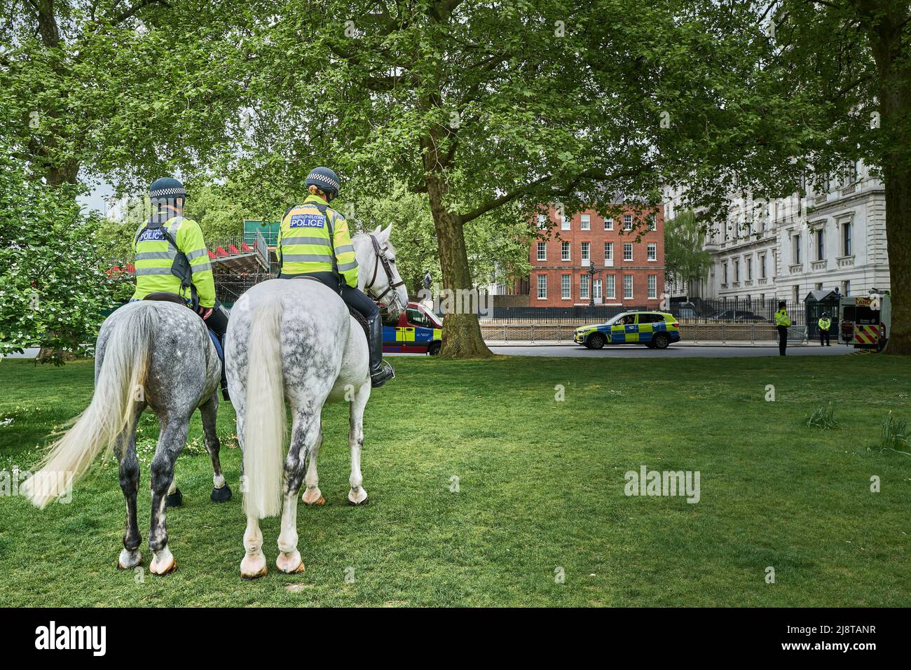 Deux officiers de police métropolitains montés dans le parc St James, à l'extérieur du 10 Downing Street, Londres, Angleterre. Banque D'Images