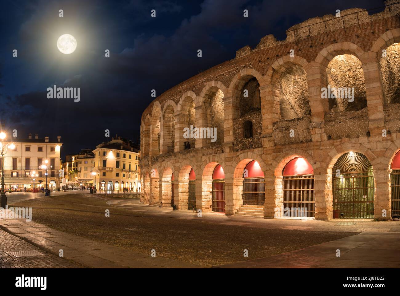 Vue pittoresque de la Piazza Bra et de l'amphithéâtre Verona Arena (Arena di Verona) dans la nuit de la lune. VÉRONE, ITALIE Banque D'Images