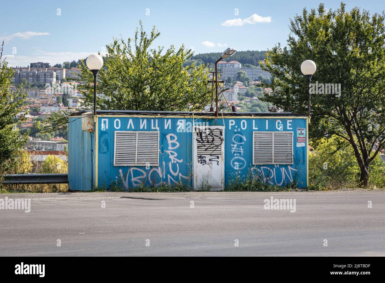 Ancien poste de police sur une route dans la ville d'Omurtag dans la province de Targovishte en Bulgarie Banque D'Images