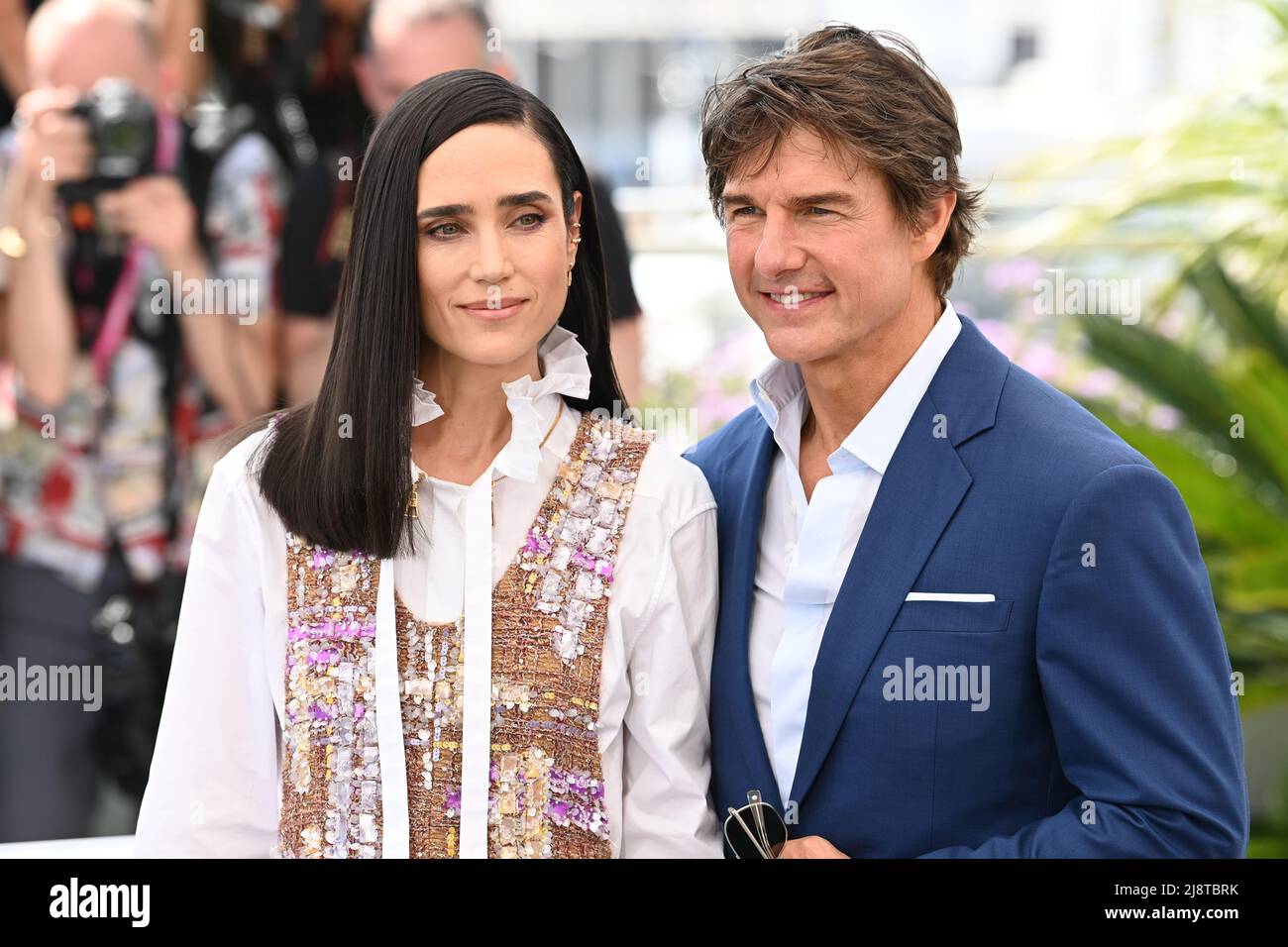 Tom Cruise pose avec Jennifer Connelly à un photocall pour Top Gun