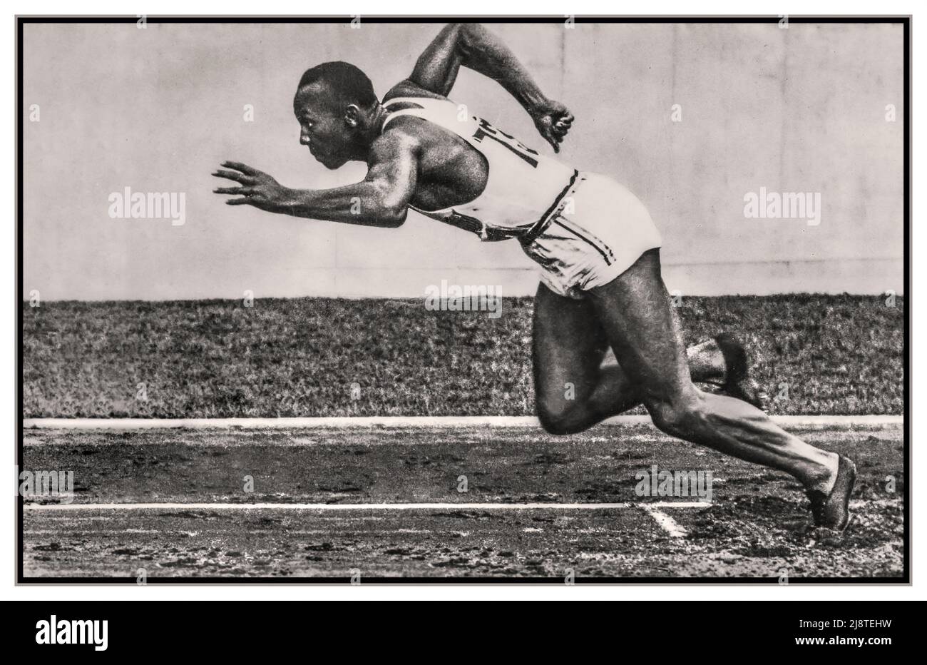 Jesse Owens aux Jeux Olympiques de 1936 Allemagne nazie il a atteint la renommée internationale aux Jeux Olympiques d'été de 1936 à Berlin, en Allemagne, en remportant quatre médailles d'or : 100 mètres, saut long, 200 mètres, et 4 × relais de 100 mètres. Il a été l'athlète le plus réussi aux Jeux et, en tant qu'homme américain noir, a été crédité d'avoir « écrasé de manière simple le mythe de la suprématie aryenne d'Hitler ». Carte postale officielle des Jeux Olympiques, Reichsportverlag, Berlin vainqueur de quatre médailles d'or, Berlin Allemagne nazie. Banque D'Images
