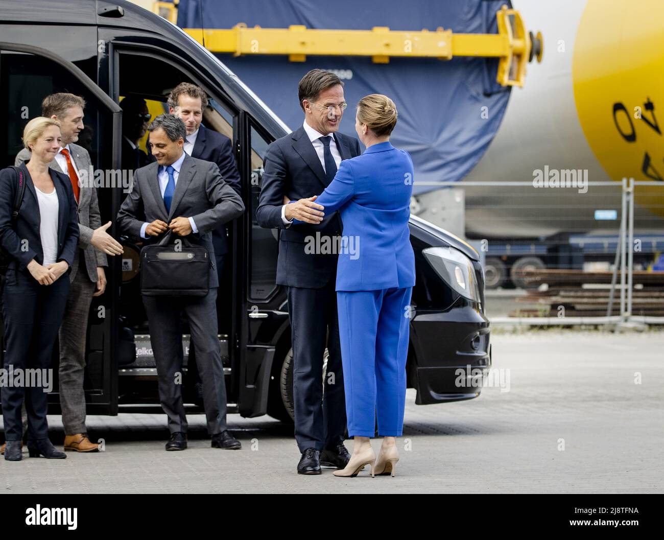 2022-05-18 15:53:44 ESBJERG - le Premier ministre Mark Rutte est accueilli par le Premier ministre Mette Frederiksen lors d'un sommet au Danemark sur l'énergie éolienne en mer du Nord. ANP SEM VAN DER WAL pays-bas sortie - belgique sortie Banque D'Images