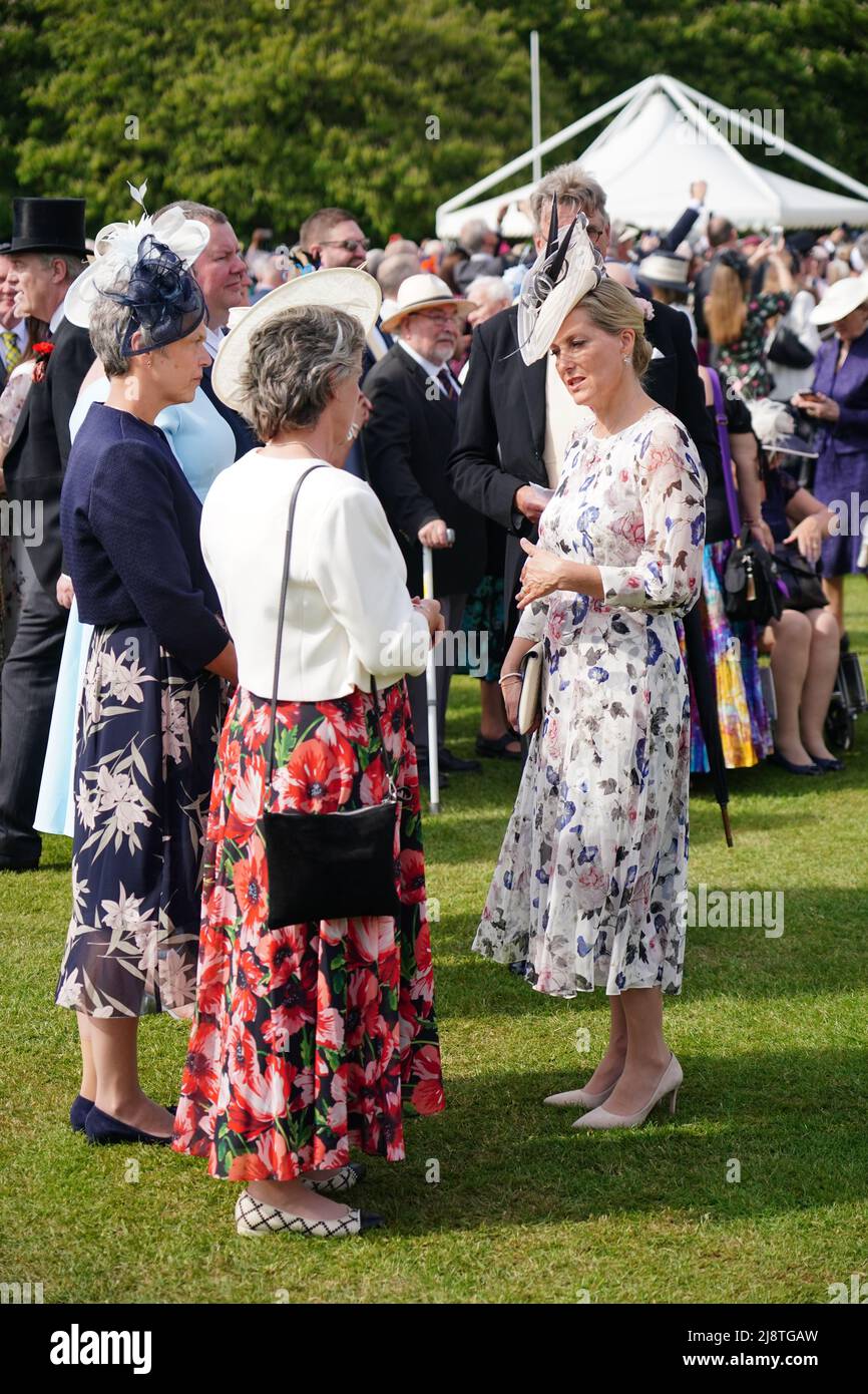 La comtesse de Wessex (à droite) assiste à une Royal Garden Party au Palais de Buckingham à Londres. Date de la photo: Mercredi 18 mai 2022. Banque D'Images