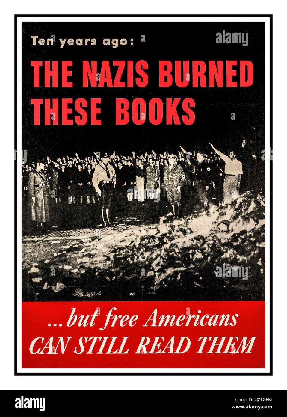 LE LIVRE NAZI BURNING American Propaganda affiche il y a dix ans, les Nazis ont brûlé ces livres mais les Américains libres peuvent toujours les lire Éditeur: U.S. Government Printing Office Agency: Office of War information Date: 1943 World War II format: Imprimé (affiche) : Photographie d'une foule de personnes qui saluent les nazis tandis que 3 soldats se tiennent à la garde sur une pile couvante de livres. La gravure de livres--Allemagne--1930-1940 Nazis--Allemagne--1930-1940 Seconde Guerre mondiale--posters de guerre des États-Unis--États-Unis--1940-1950 Banque D'Images
