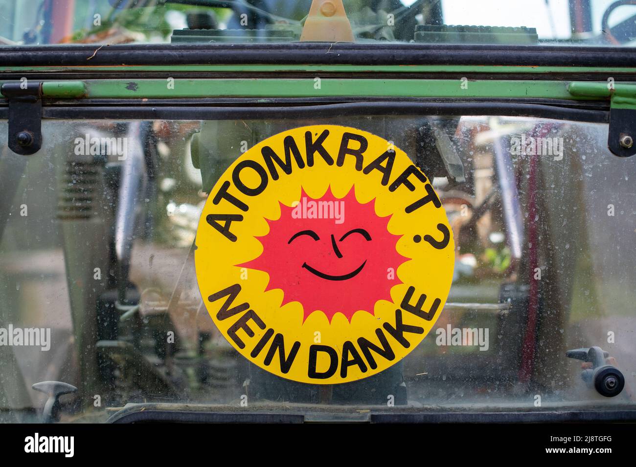 18 mai 2022, Rhénanie-du-Nord-Westphalie, Detmold: Un grand autocollant avec les mots 'Atomkraft? Non merci » est apposé sur un tracteur. Photo: Lino Mirgeler/dpa Banque D'Images