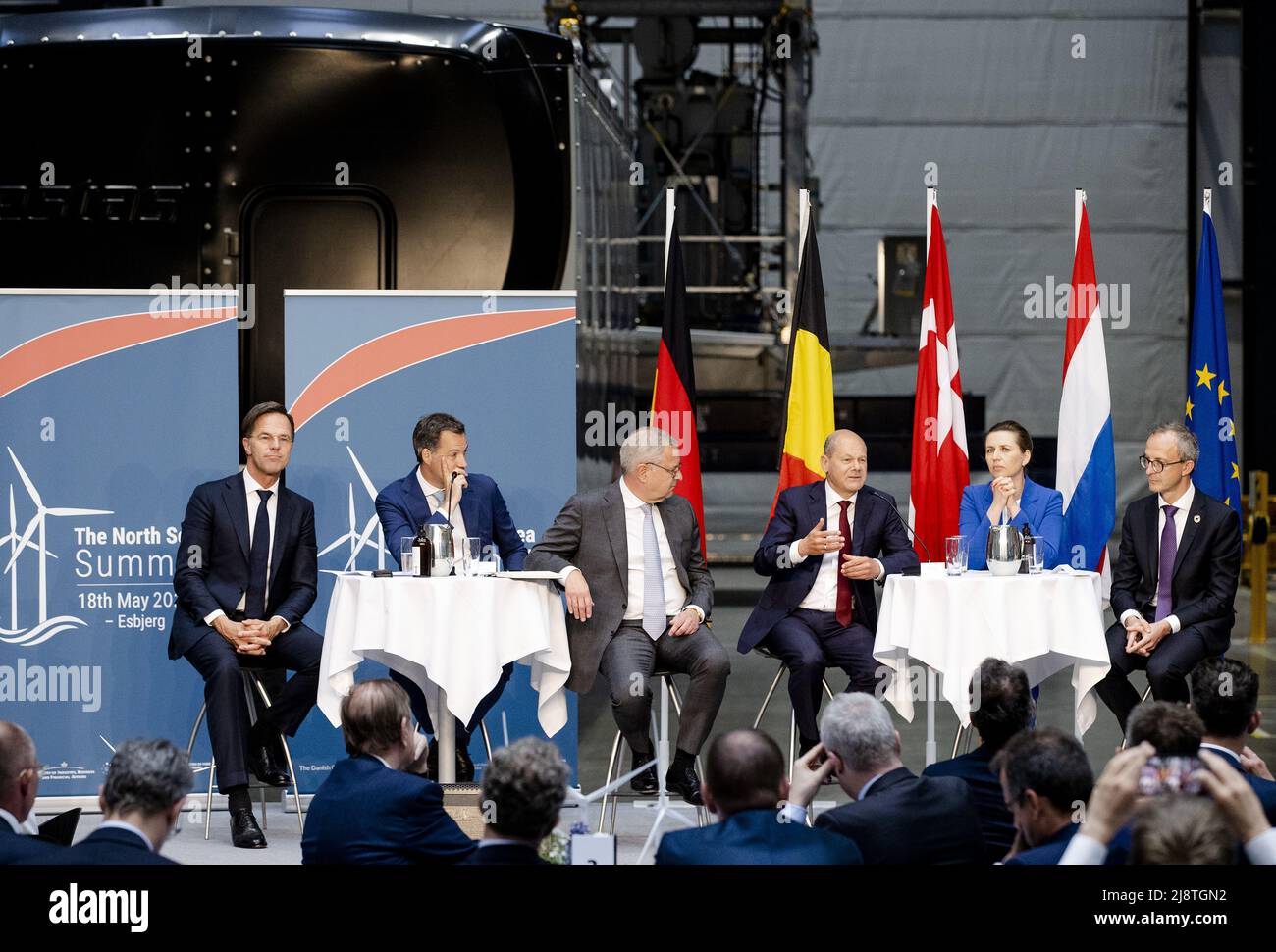 2022-05-18 16:20:04 ESBJERG - Premier ministre Mark Rutte, Premier ministre Alexander de Croo (Belgique), Soren Skou (CEO Maersk), Chancelier OLAF Scholz et Premier ministre Mette Frederiksen (Danemark) lors d'un sommet au Danemark sur l'énergie éolienne en mer du Nord. ANP SEM VAN DER WAL pays-bas sortie - belgique sortie Banque D'Images