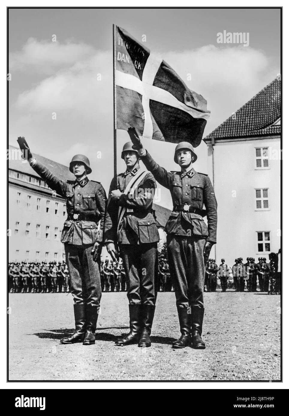 1940s DANEMARK WW2 Nazis SS Frikorps Danmark soldats pendant la prestation de serment dans les casernes SS Hambourg-Langenhorn Danemark Date juillet 1941 WW2 Seconde Guerre mondiale corps libre le Danemark était un corps libre de volontaires danois créé par le Parti nazi danois en coopération avec l'Allemagne nazie, Combattre l'Union soviétique pendant la Seconde Guerre mondiale. Le 29 juin 1941, quelques jours après l'invasion allemande de l'Union soviétique, le journal du DNSAP Fædrelandet proclama la création du corps. Banque D'Images