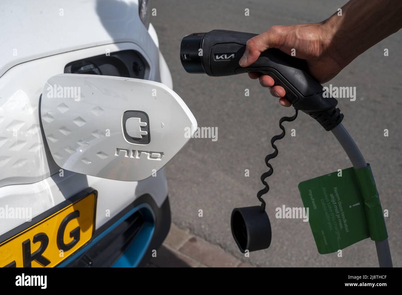 2022-05-18 14:20:04 ILLUSTRATION - Un client à une station de charge pour les voitures électriques. ANP EVERT ELZINGA pays-bas sortie - belgique sortie Banque D'Images