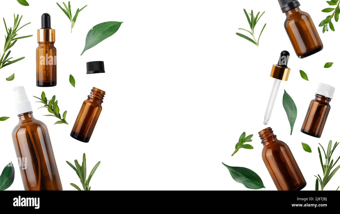 Flacons compte-gouttes et pulvérisateurs avec huile et herbes isolées sur fond blanc, plan d'affichage plat avec espace de copie.Concept de cosmétiques à base de plantes Banque D'Images