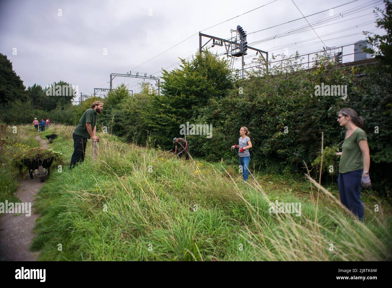 Londres, 23/08/2017: Volontaires de 'The Friends of Tower Hamlets Cemetery Park' nettoyage de la zone. © Andrea Sabbadini Banque D'Images