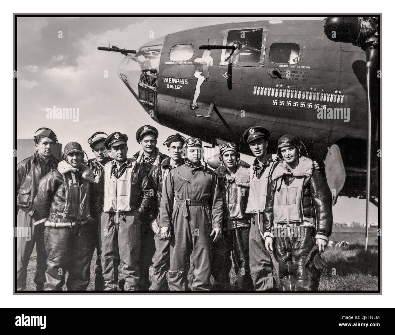 MEMPHIS BELLE l'équipe héroïque du légendaire Boeing B-17 Forteresse volante 1940s WW2 'Memphis Belle' 1943 WW2 est photographiée dans une base aérienne britannique, après avoir effectué 25 missions incroyables sur le territoire ennemi. Leur succès est visible derrière eux sur le fuselage de l'avion. Deuxième Guerre mondiale Seconde Guerre mondiale WW2 missions de bombardement USAF la Memphis Belle est un Boeing B-17F Flying Fortress utilisé pendant la Seconde Guerre mondiale qui a inspiré la fabrication de deux films: Un film documentaire de 1944, Memphis Belle: Une histoire d'une Forteresse volante et le long métrage hollywoodien de 1990, « Memphis Belle » Banque D'Images