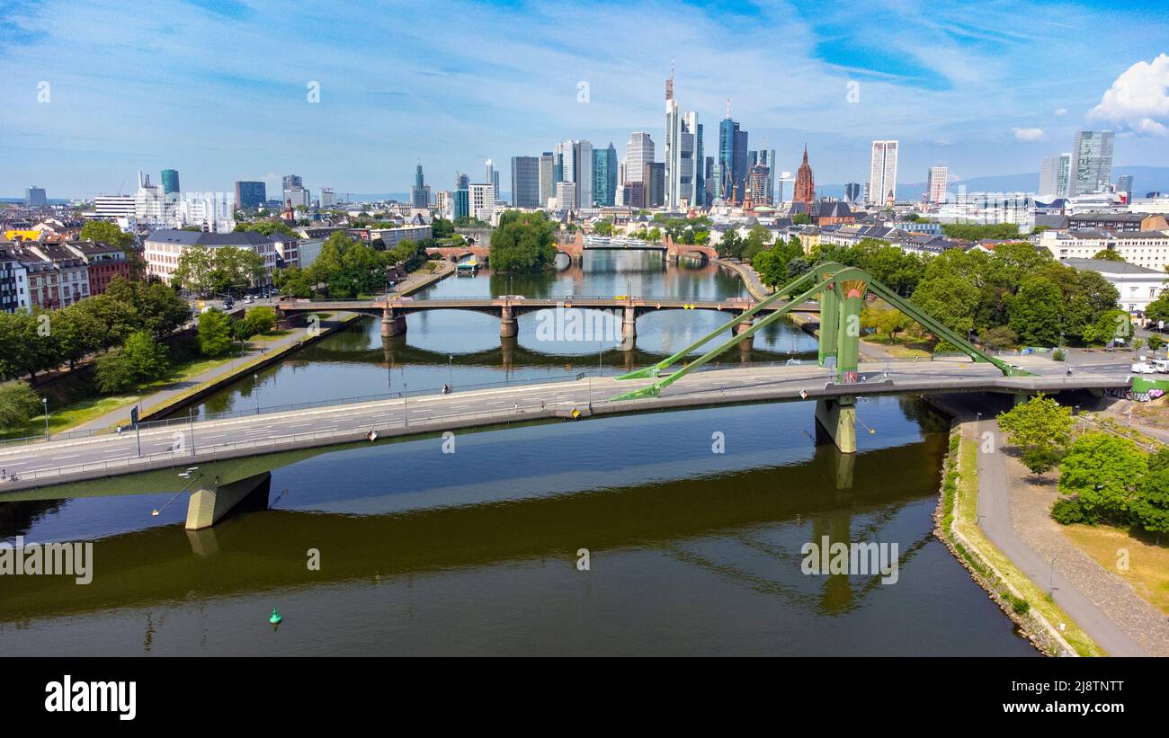 Centre-ville de Francfort et ponts sur la rivière main, Francfort, Allemagne Banque D'Images