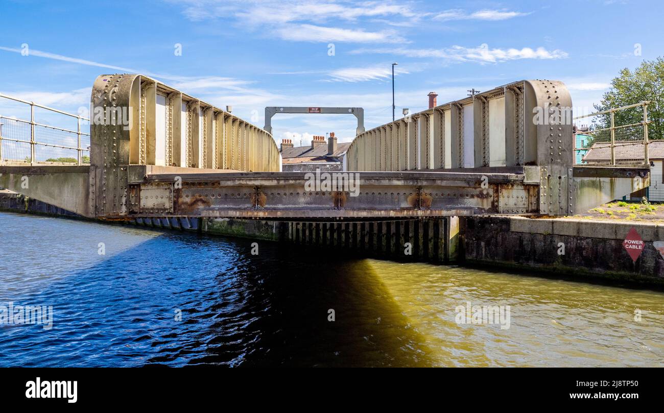 North Junction Lock Bridge s'ouvrant pour permettre aux bateaux de passer entre le bassin de Cumberland et le port flottant de Bristol au Royaume-Uni Banque D'Images