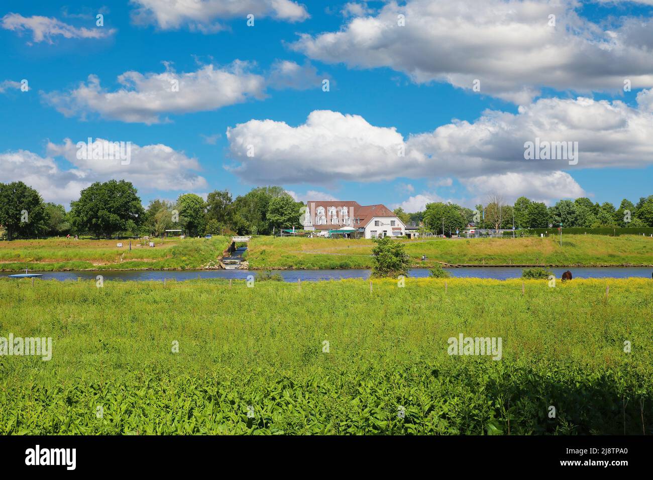 Vue depuis la frontière néerlandaise sur les champs d'agriculture verdoyante, le fleuve Maas, sur le bord de la rivière belge restaurant - Ophoven, Belgique et Ohe en laak, pays-Bas Banque D'Images